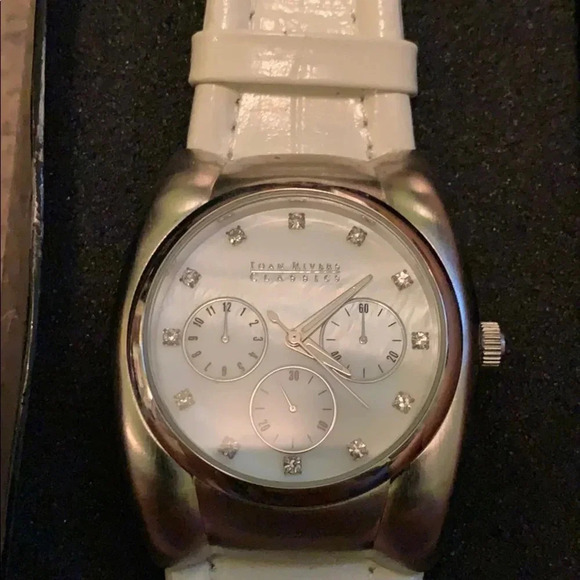 Joan Rivers - Picture 1 of 2